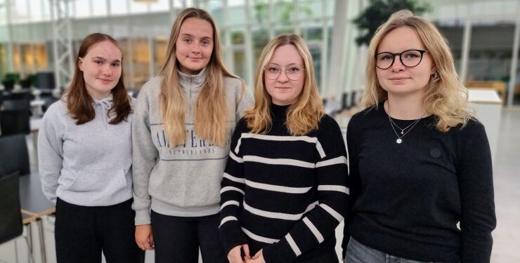 De 4 nye undervisere i Videnskabsklubben hos HTX Hjørring, fra venstre Emma Ploug Rasmussen, Mathilde Koldkjær, Amanda Nielsen og Nicoline Koch.