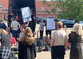 Alle tog del i arbejdet med at tømme lastbilen. Foto: Palle W. Nielsen