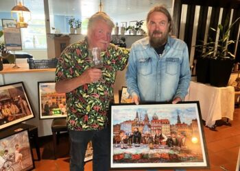 Kunstmaler og sanger Alex Franci gratulerede Åge Vinther. Foto: Palle W. Nielsen