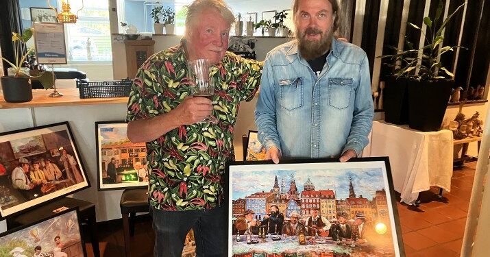 Kunstmaler og sanger Alex Franci gratulerede Åge Vinther. Foto: Palle W. Nielsen