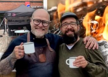 Den Skaldede Kok er altid i godt selskab - også torsdag på Springvandspladsen i Hjørring. 
Pressefoto