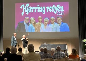Skuespillerne i Hjørring Revyen 2024 er Preben Kristensen, Trine Gadeberg, Kasper Le Fevre, Christiane G. Koch, Rasmus Søndergaard og kapelmester Henrik Baloo Andersen. Foto: Palle W. Nielsen