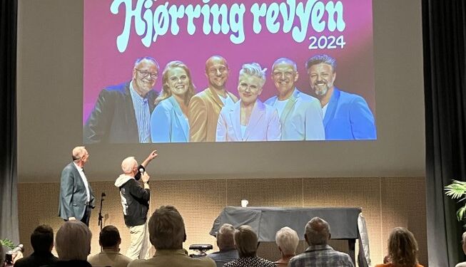 Skuespillerne i Hjørring Revyen 2024 er Preben Kristensen, Trine Gadeberg, Kasper Le Fevre, Christiane G. Koch, Rasmus Søndergaard og kapelmester Henrik Baloo Andersen. Foto: Palle W. Nielsen