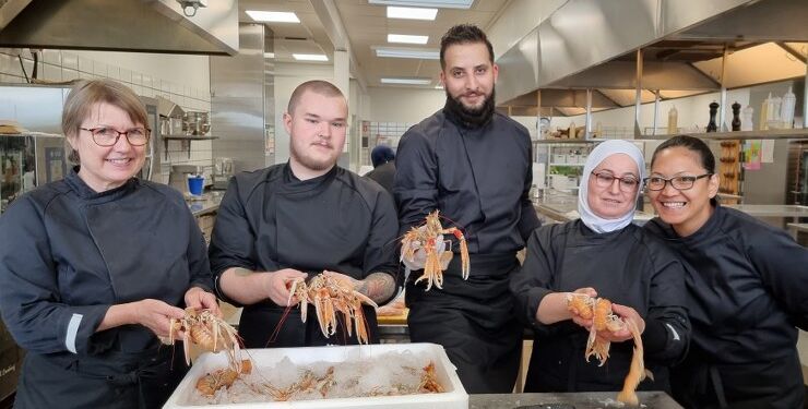 Højt humør hos eleverne og friske lokale råvarer til fredagens paella. Foto: Emel Kilic, EUC Nord
