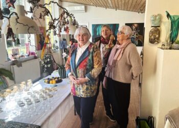 Jytte Meier, her til venstre i sit Galleri Tronsmark, er formand for kunstudvalget og udstiller på Børglum Kloster. Arkivfoto: Palle W. Nielsen