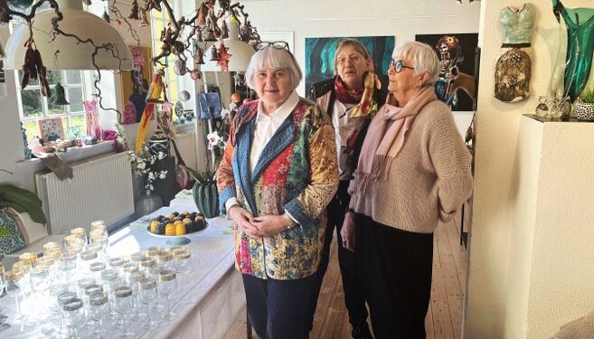 Jytte Meier, her til venstre i sit Galleri Tronsmark, er formand for kunstudvalget og udstiller på Børglum Kloster. Arkivfoto: Palle W. Nielsen
