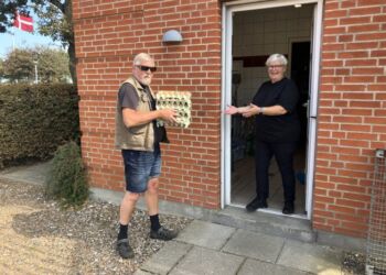 Køkkenlederen Vittrup Fri Fagskole, Vivi, modtager nye friske æg af Orla fra Bøgebæk Økologi. Foto: Palle W. Nielsen