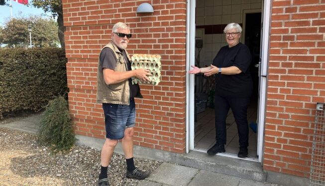 Køkkenlederen Vittrup Fri Fagskole, Vivi, modtager nye friske æg af Orla fra Bøgebæk Økologi. Foto: Palle W. Nielsen