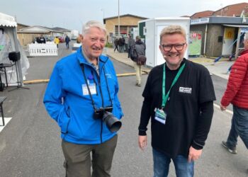 Naturmødets chef Leif Jakobsen (th) i snak med Niels Helver fra NordsøPosten ved Naturmødet i 2023. Arkivfoto: Palle W. Nielsen