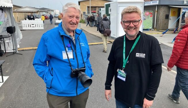 Naturmødets chef Leif Jakobsen (th) i snak med Niels Helver fra NordsøPosten ved Naturmødet i 2023. Arkivfoto: Palle W. Nielsen