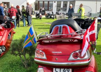 Flote kværne og flotte flag side om side. Dannebrog og Vendelbrog, der siden 1976 har været egnsflag for Vendsyssel. Foto: Palle W. Nielsen