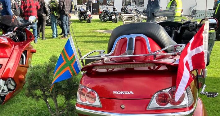 Flote kværne og flotte flag side om side. Dannebrog og Vendelbrog, der siden 1976 har været egnsflag for Vendsyssel. Foto: Palle W. Nielsen