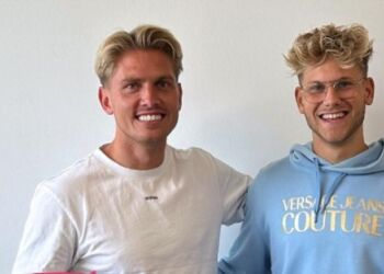 Sportschef Søren Henriksen med klubben nye angriber Zean Peetz Dalügge, til højre i billedet. Pressefoto