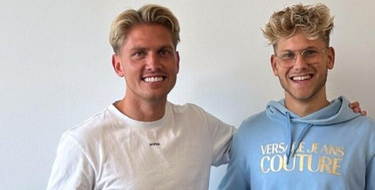 Sportschef Søren Henriksen med klubben nye angriber Zean Peetz Dalügge, til højre i billedet. Pressefoto