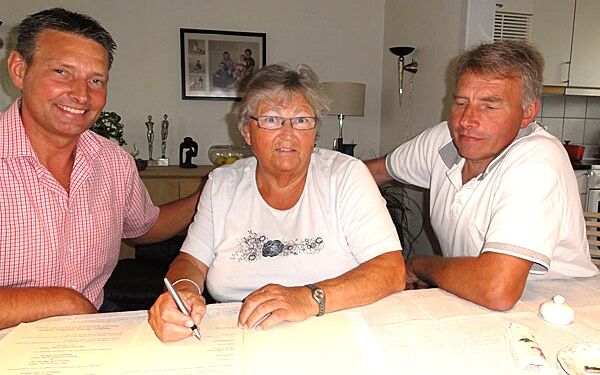 I 2011 overdrog Anne Grethe Madsen, Vildbjerg, ansvaret for Anne Grethe Skolen i Gunjur i Gambia til brødrene Peter (tv) og Jens Nielsen, Hjørring. Underskrivelsen af overdragelsen fandt sted i Anne Grethe Madsens hjem i Vildbjerg.