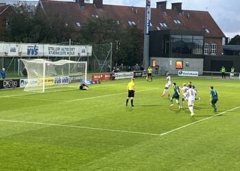 Okosun scorer sikkert. Foto: Palle W. Nielsen