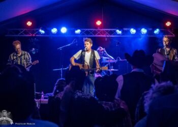 Der er stor countryfest på lørdag i Harken Hallen med countrybandet Memphis Boulevard. PR-foto.