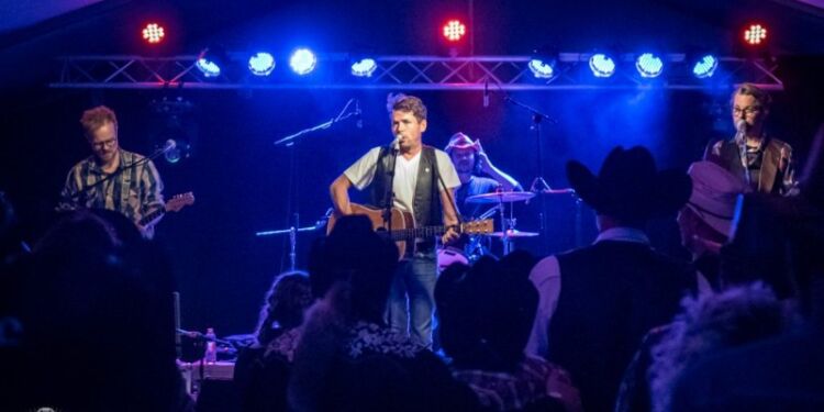 Der er stor countryfest på lørdag i Harken Hallen med countrybandet Memphis Boulevard. PR-foto.