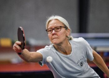 Kirsten er én af de mange  ivrige spillere i BAT60+, som gerne byder nye spillere velkommen i fællesskabet. Foto: Jim Christensen.