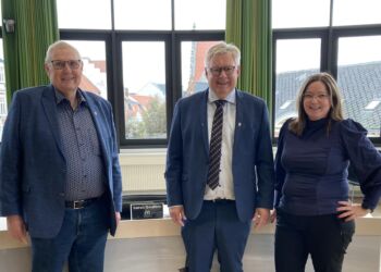 Jørgen Christensen (tv) og Lone Olsen fra Venstre flankerer her partifælle og borgmester Søren Smalbro efter underskrivelsen af budgetaftalen i Hjørring Kommune. Foto: Arkiv.