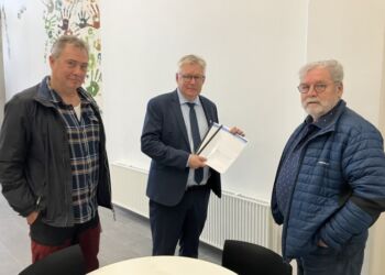 Anders Stavad og Ivan Hansen afleverer underskrifterne til borgmester Søren Smalbro. 
Foto: Palle W. Nielsen