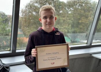 Anders Vejrgang fra Hjørring er en vaskeægte verdensmester. Trods sin alder på blot 17 år, er Anders blandt verdens bedste til konsolspillet FIFA, hvor spillerne dribler, tackler og scorer som dukkeførere af verdens bedste fodboldspillere. Foto: TV2 Nord.