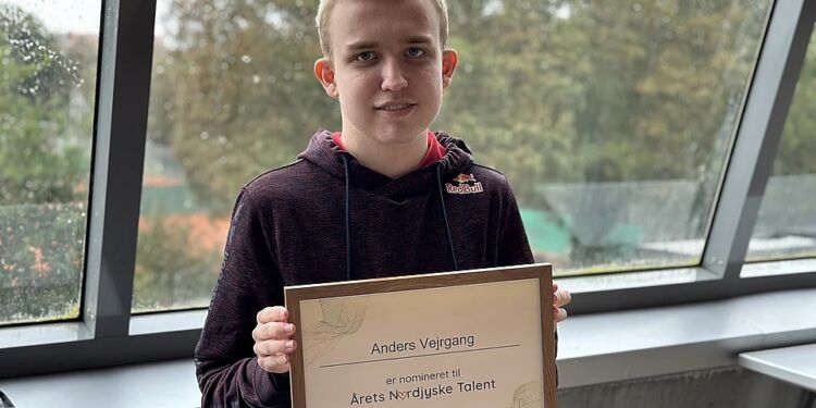 Anders Vejrgang fra Hjørring er en vaskeægte verdensmester. Trods sin alder på blot 17 år, er Anders blandt verdens bedste til konsolspillet FIFA, hvor spillerne dribler, tackler og scorer som dukkeførere af verdens bedste fodboldspillere. Foto: TV2 Nord.
