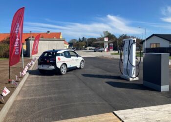 Der er rigtig god plads omkring hurtigladeren hos Autoteknik Hundelev. Foto: Palle W. Nielsen