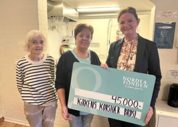 Betina overrakte pengene til Marianne og Sonja fra Kirkens Korshær Brønderslev. Privatfoto