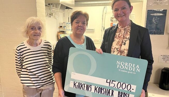 Betina overrakte pengene til Marianne og Sonja fra Kirkens Korshær Brønderslev. Privatfoto
