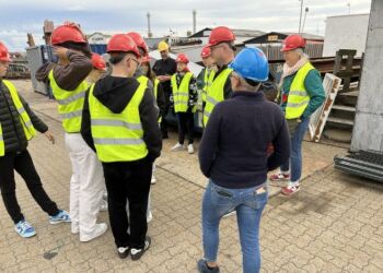 Brian Sproegel (med gul hjelm) fortæller eleverne om Vestkajens Maskinværksted. Foto: Niels Chr. Jakobsen.