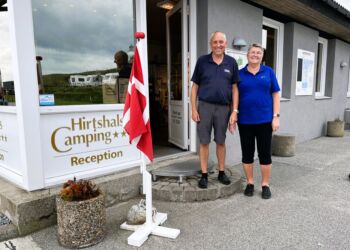 Conni og Jørgen Eriksen udenfor receptionen ved Hirtshals Camping. Foto (arkiv): Niels Skipper.