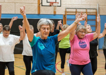 Gymnastikinstruktør Lilly Jensen fra Mosbjerg sørger for, at deltagerne får rørt musklerne og pulsen kommer op i højt gear. Arkivfoto.
