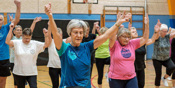 Gymnastikinstruktør Lilly Jensen fra Mosbjerg sørger for, at deltagerne får rørt musklerne og pulsen kommer op i højt gear. Arkivfoto.