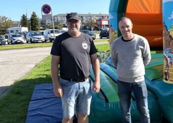 Sune Møller, til venstre, er festivalansvarlig, og SPAR Hjørring købmanden Dennis Bak leverer vand til alle. Privatfoto