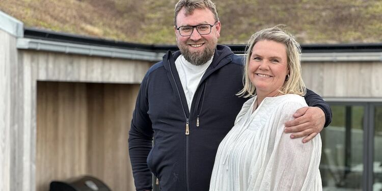 Simon og Tania har selv bygget sommerhuset i Nørlev.
Foto: Daniel Mikkelsen / TV2 Nord.
