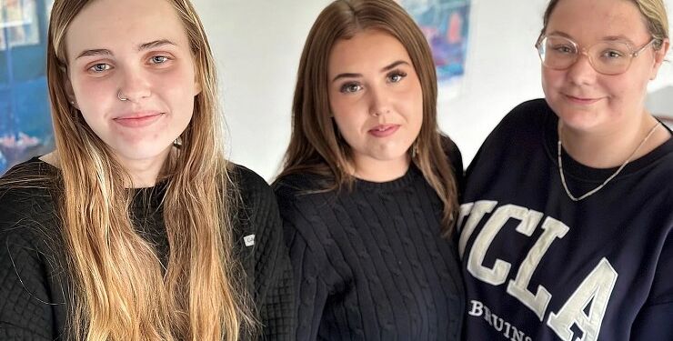 Mathilde, Jasmin og Simone er alle netop startet på EUD-uddannelsen på EUC Nord i Hjørring. Her er de blevet en del af et norsk pilotprojekt, der skal træne dem i mod. Foto: Henriette Maj Pedersen.