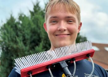 - Jeg kan godt lide selve arbejdet i at pudse vindue, for man kan se, hvor man er nået til, lyder det fra Elias Thomsen. Foto: Henriette Maj Pedersen.