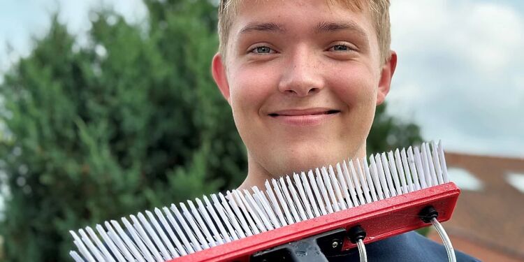 - Jeg kan godt lide selve arbejdet i at pudse vindue, for man kan se, hvor man er nået til, lyder det fra Elias Thomsen. Foto: Henriette Maj Pedersen.