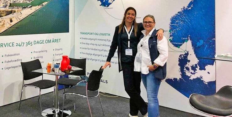 Ditte Gerstrøm Sørensen og Linn Indrestrand fra Hirtshals Havn ved en anden stor messe, nemlig Blue Fish Expo i 2023. Foto (arkiv): Hirtshals Havn.