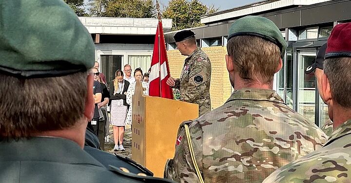 Mange var mødt op på Hjørring Kaserne for at markere Danmarks indsats i konfliktområder over hele verden. Foto: Per Frank Paulsen / TV2 Nord.