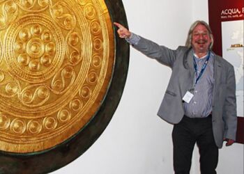 Foredragsholderen ved en kæmpeudgave af Solvognens skive på et museum i Italien. Her indgår den også i udstillinger og formidlingen af bronzealderen. Foto: Jeanette Varberg.