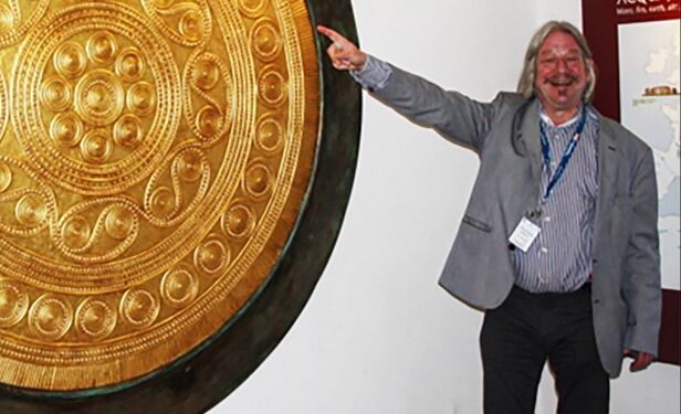 Foredragsholderen ved en kæmpeudgave af Solvognens skive på et museum i Italien. Her indgår den også i udstillinger og formidlingen af bronzealderen. Foto: Jeanette Varberg.