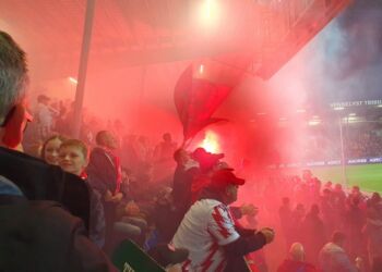 Masser af pyroteknik brændt af under kampen mellem AaB og Vendsyssel FF. Foto: Flemming Hammer.