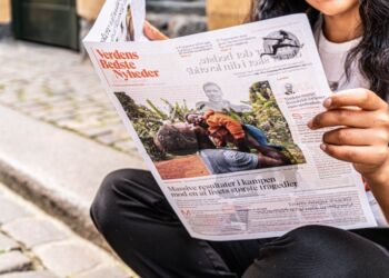 Soroptimisterne i Hjørring uddeler chokolade og en avis med konstruktive nyheder om verdens store fremskridt. Foto: Lauge Eilsøe-Madsen
