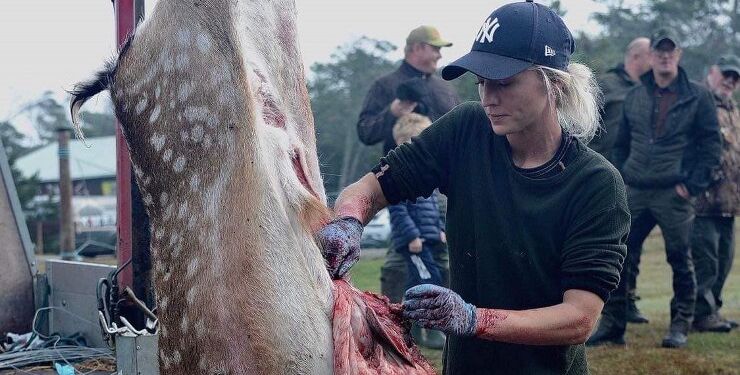 Sarah brækker en hjort. Foto: Fun-Park.