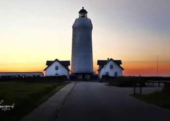 Hirtshals Fyr er her pakket lunt ind, hvilket skyldes hensynet til de ansattes arbejde hos Malerfirmaet Jeppesen. Foto: Henrik Woodpek.