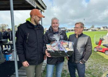 Gavekurven overrækkes til Niels Viberg af børneudviklingstræner Anders Holm Schlie og formand Jesper Vandsted.
Foto: Torben Vandsted.