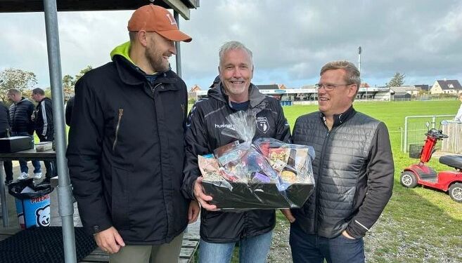 Gavekurven overrækkes til Niels Viberg af børneudviklingstræner Anders Holm Schlie og formand Jesper Vandsted.
Foto: Torben Vandsted.