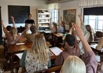 Fru Venderbv i klasseværelset hos VHM. Foto: HPR.
